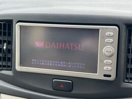 【純正ナビ】人気の純正ナビを装備しております。ナビの使いやすさはもちろん、オーディオ機能も充実！キャンプや旅行はもちろん、通勤や買い物など普段のドライブも楽しくなるはず♪