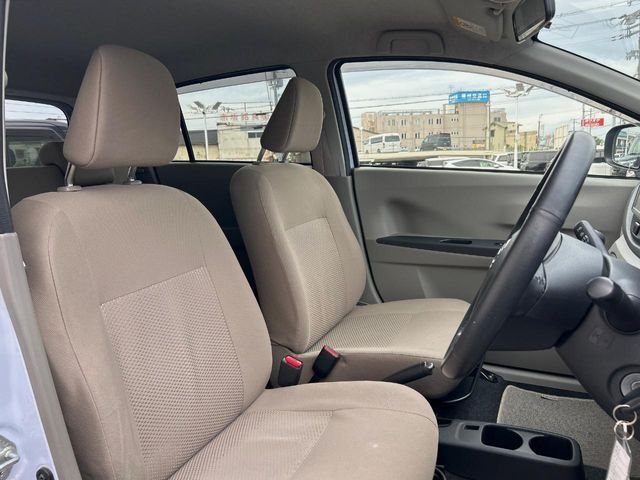 運転席まわりには十分なスペースがあり、大柄な方でもゆったり運転していただける環境です。