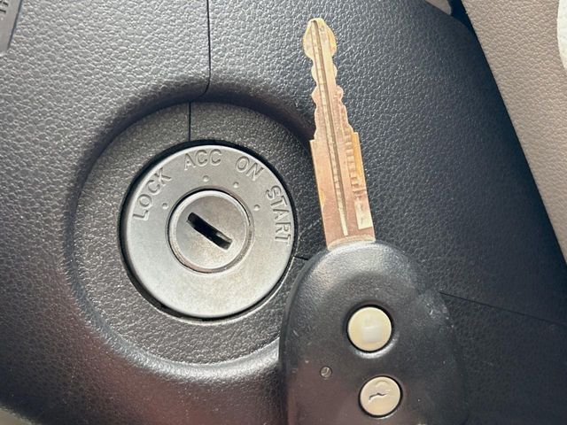 【キーレス】少し離れた場所からでもボタン一つでドアの開錠・施錠ができるのでとっても便利！ドアの鍵穴周りに傷をつけることもありません♪