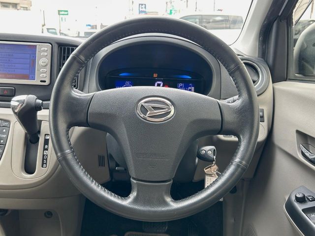 ドライバーによって運転しやすいポジションは異なり、あの車はどうなのか不安なこともありますよね。気になるお車は店頭で乗り込んでご確認いただけます♪