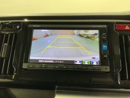 リバースギアに入れるだけで後方の表示へ切り替わります。夜間や雨の日の駐車も楽になりますよ。