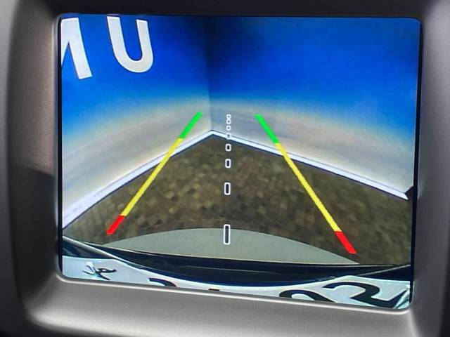●ガイドライン付きバックカメラ：不安な駐車もこれで安心！ガイドライン付きなので狭い箇所での駐車もラクラクです！