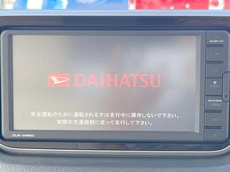 【ディスプレイオーディオ】お持ちのスマホやMP3プレイヤーとの無線接続で音楽再生が可能！コードで繋ぐわずらわしさも無く、手軽にお気に入りの音楽を楽しめます。