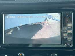 【バックカメラ】駐車時に後方がリアルタイム映像で確認できます。大型商業施設や立体駐車場での駐車時や、夜間のバック時に大活躍！運転スキルに関わらず、今や必須となった装備のひとつです！