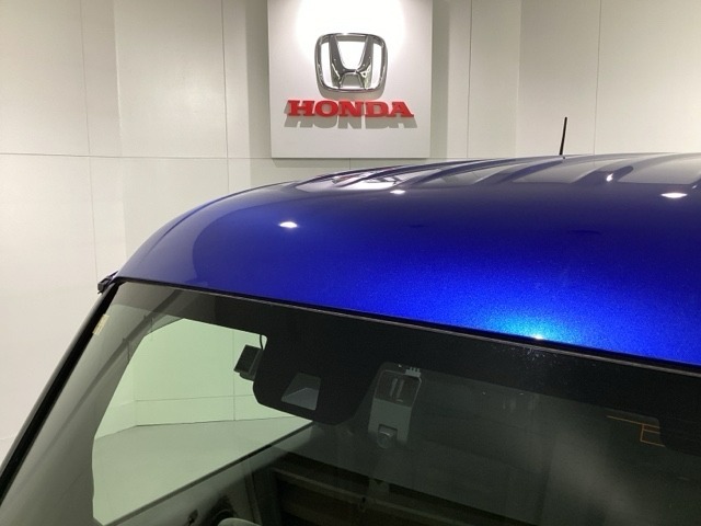 Honda SENSING装着車です。衝突を予測してブレーキをかけたり、前のクルマにちょうどいい距離で走行できる多彩な安心・快適機能を搭載した先進の安全運転支援システムがドライバーをサポートします。