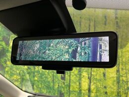 【インテリジェントルームミラー】後席の大きな荷物や同乗者で後方が確認しづらい時でも安心！カメラが撮影した車両後方の映像をルームミラー内に表示。クリアな視界で状況の確認が可能です！
