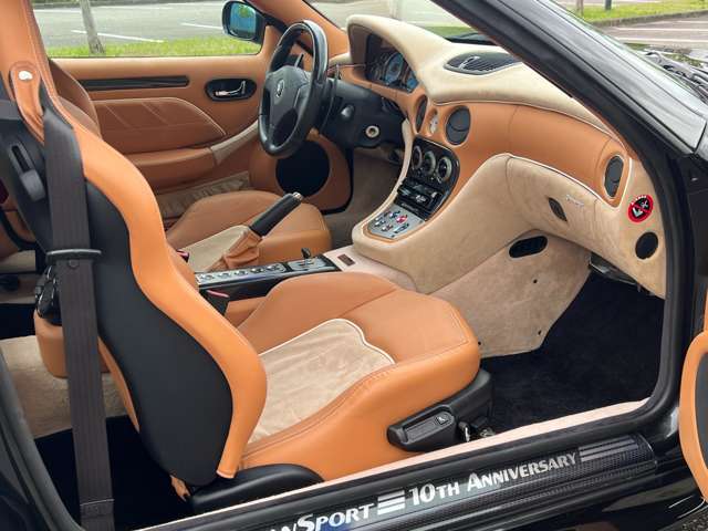 専用デザイン“GRANSPORT 10th ANNIVERSARY”カーボンドアシルプレート