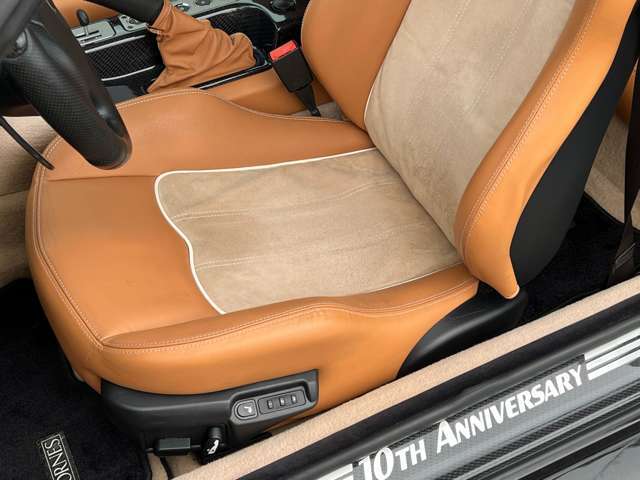 運転席シート座面、サポート部、使用感を感じさせないコンディションです。