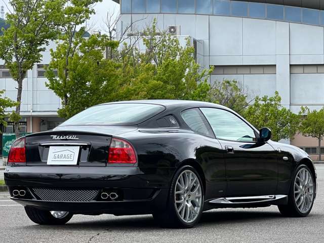 ・専用デザイン“GRANSPORT 10th ANNIVERSARY”カーボンドアシルプレート・レザールーフライニングライナー・ヴィンテージグラフィックメーターパネル
