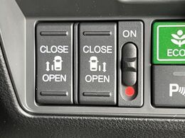 【両側パワースライドドア】スマートキーや運転席のスイッチで後席両側スライドドアの開閉が可能♪電動だから力を入れてドアを開ける必要が無く、小さなお子様でも簡単に開け閉めでき快適です♪
