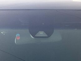 【ホンダセンシング】走行中に前方の車両等を認識し、衝突しそうな時は警報とブレーキで衝突回避と被害軽減をアシスト。より安全にドライブをお楽しみいただけます。