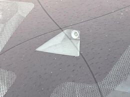 【エマージェンシーブレーキ】走行中に前方の車両等を認識し、衝突しそうな時は警報とブレーキで衝突回避と被害軽減をアシスト。より安全にドライブをお楽しみいただけます。