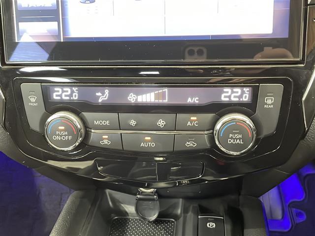 【　左右分離型フルオートエアコン　】運転席と助手席でそれぞれお好みの温度設定が可能で全席にも適切な空調をお届け致します。