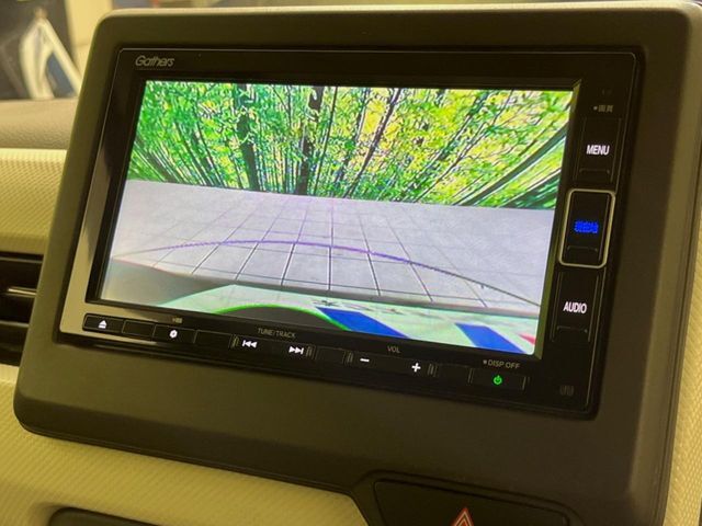 【バックカメラ】駐車時に後方がリアルタイム映像で確認できます。大型商業施設や立体駐車場での駐車時や、夜間のバック時に大活躍！運転スキルに関わらず、今や必須となった装備のひとつです！
