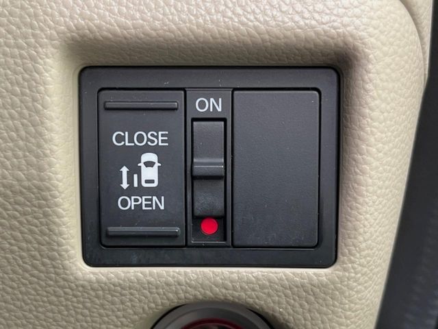 【パワースライドドア】スマートキーや運転席のスイッチでスライドドアの開閉が可能♪電動だから力を入れてドアを開ける必要が無く、小さいお子様でも、重い荷物を持っている時もラクに開け閉めできます♪