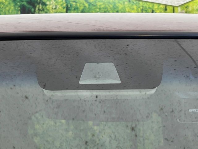 【ホンダセンシング】走行中に前方の車両等を認識し、衝突しそうな時は警報とブレーキで衝突回避と被害軽減をアシスト。より安全にドライブをお楽しみいただけます。