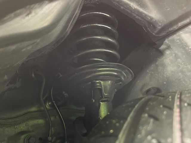 お車を安心してお乗りいただく為には、足回りの定期点検が欠かせません。サービスサポート（有償保証）では無料点検もご提供しており、安心のカーライフをお過ごしいただけるサポート体制が整っています。