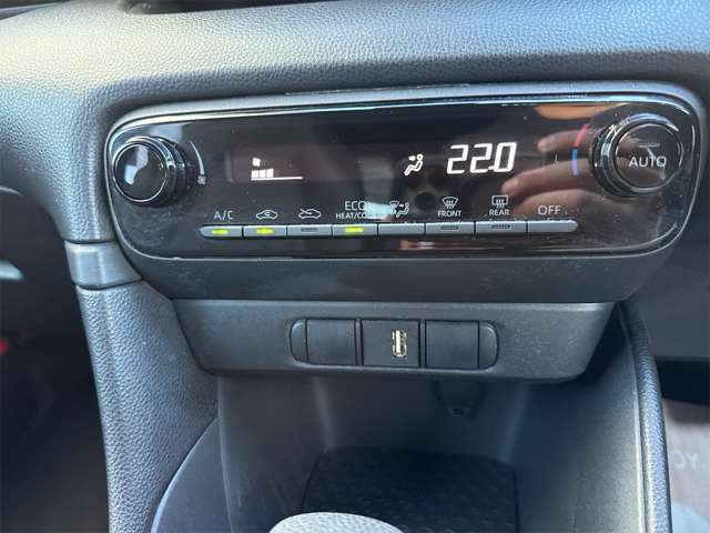 【オートエアコン】一度お好みの温度に設定すれば、車内の温度を検知し風量や温度を自動で調整。暑い…寒い…と何度もスイッチ操作をする必要はありません。快適な車内空間には必須の機能ですね♪