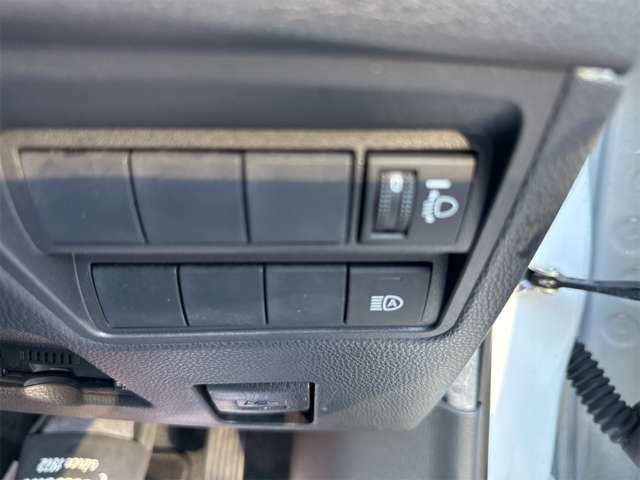 【アダプティブハイビーム】遠くまで明るく照らすハイビームを先行車や対向車に照射しない様、自動で調整！毎回手動で切り替える必要がなく、夜間走行時のストレスも軽減。安全性向上にも寄与します。