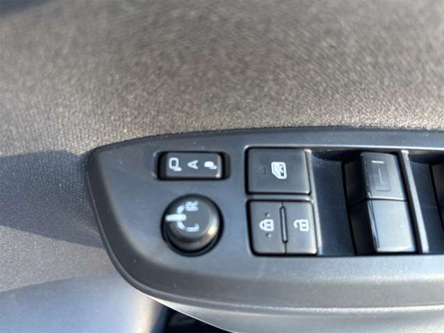 電動格納ミラー付き　狭い駐車場での開閉に便利です☆