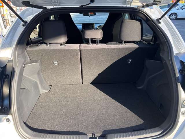 普段のお買い物や通勤、送迎等に十分な荷室スペースを確保しております。セカンドシートを倒すと、大きな荷物の積載も可能です♪