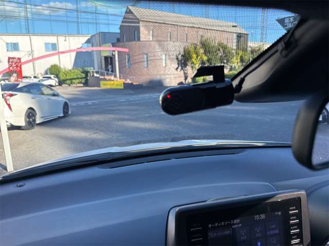【ドライブレコーダー】安心・安全なカーライフに必須のドライブレコーダーを装備！走行中はもちろん、あおり運転や事故に遭遇した際の状況も映像で記録し、万一のリスクに備えます。