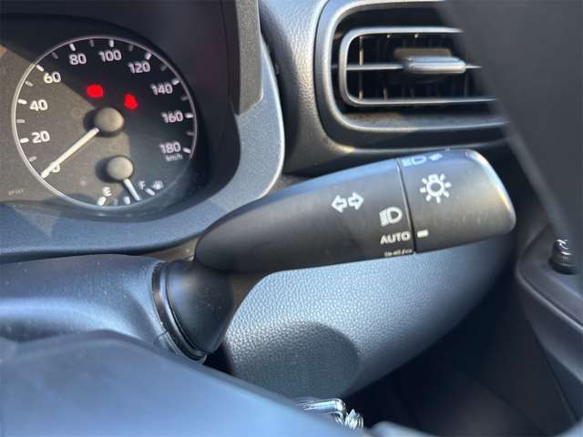 【オートライト】周りの明るさに応じて自動でヘッドライトの点灯・消灯ができる機能です！ライトの付け忘れ・消し忘れなどが無くなり、雨の日や夕方の走行も安心！トンネル通過時も便利ですね