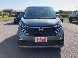 【当店のこだわり】入庫後のお車は選任スタッフによる細部清掃を実施しております。足回り、エンジンルーム、室内、室外を隅々まで綺麗にしております。展示車はピカピカです。全国配送も可能ですのでご相談下さい！