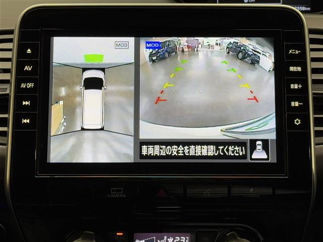 【アラウンドビューモニター】自車周辺をぐるりと俯瞰できるカメラで危険を察知。上空からの映像で自動車や障害物の位置が詳細に確認できるので、狭い駐車場でも安心して駐車できますね。