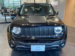 Jeep伝統の7スロットグリルと丸型ヘッドライトがシンボリックにデザインされた力強いフロントフェイス