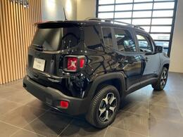 台形のホイールアーチもJeepの伝統です。