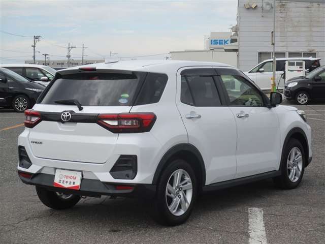 明るく広々、落ち着いた店内では、中古車のご検討・ご購入のほか、携帯電話（au）の購入等、様々なご相談に幅広く応えていきます♪