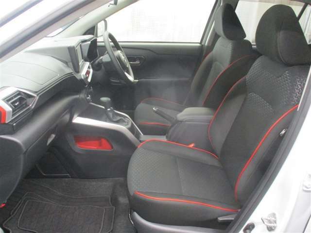 トヨタ高品質中古車洗浄「まるまるクリン」施行済♪室内の汚れもニオイも、くまなく洗浄・除菌・消臭！ボディやタイヤ、エンジンルームも、すみずみまで美しく仕上げます♪