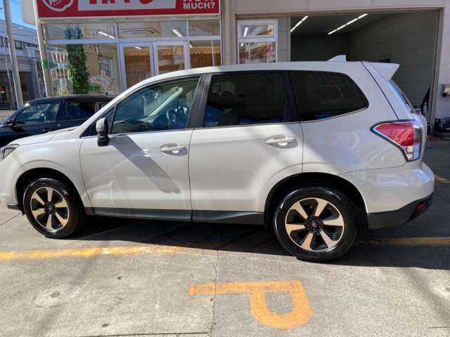 ご納車までの期間ですが、県内のお客様は1,2週間、県外のお客様は2,3週間ほどでご納車が可能となります。但し、お支払いや書類の状況によっては多少の前後もありますので、その際には何卒ご了承下さい。