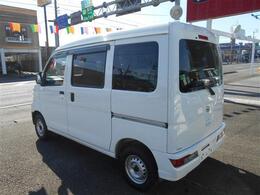 リアヴューです。プライバシーガラスも標準装備です。荷物かくしやエアコンの効きもちがいますね。日よけにも最適です。