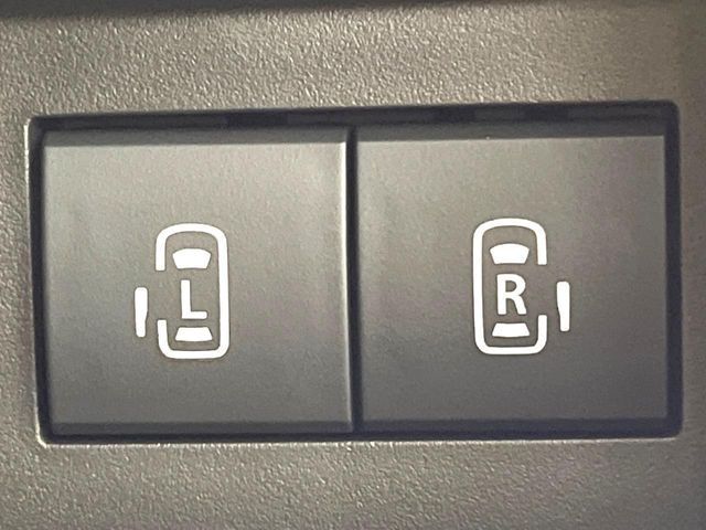 【両側パワースライドドア】スマートキーや運転席のスイッチで後席両側スライドドアの開閉が可能♪電動だから力を入れてドアを開ける必要が無く、小さなお子様でも簡単に開け閉めでき快適です♪