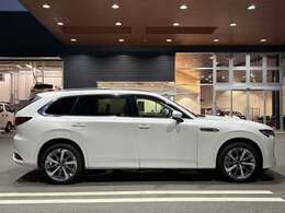 マツダ独自の『魂動デザイン』による伸びやかなシルエットが特徴のサイドビューです。