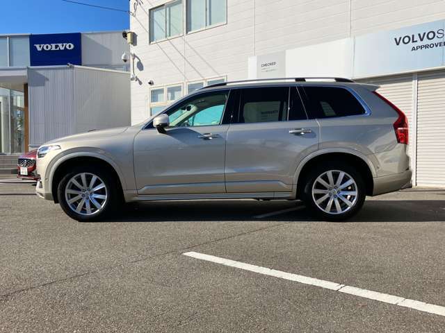 洗練されたスタイリングと磨き上げられた強さを見る人の目に印象づけるXC90 Momentum