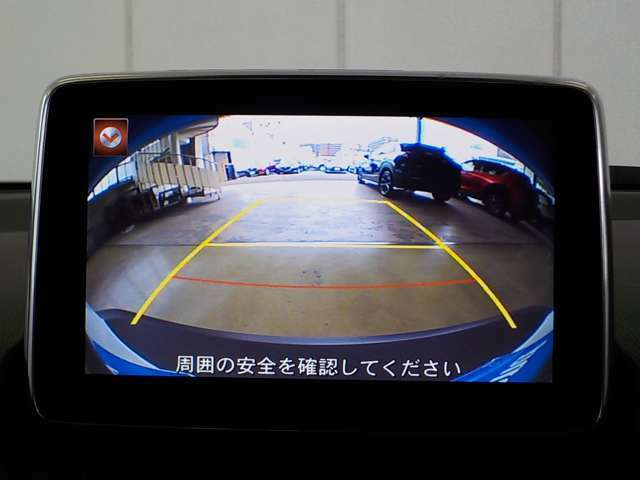 駐車場での車庫入れや、狭い道での走行もカメラで確認が出来るので安心。