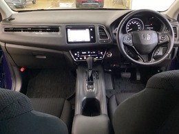 車内はチタニア抗菌防臭施工済です。黒＋グレー系の内装色がスポーティなインパネ周りを演出します。グローブボックスやカップホルダーのほかにトレーなどたくさんの収納スペースが付いています。