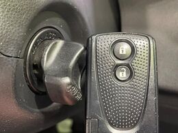 【キーフリーシステム】カバンやポケットに入れたままでもドアの施錠・解錠が可能なスマートキーを装備。エンジンのオン・オフ時もカギを取り出す必要が無いからとっても便利です♪
