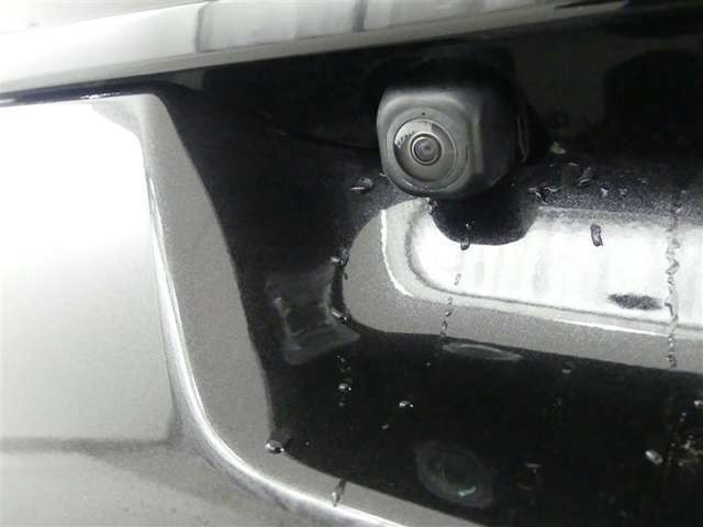 バックカメラが付いているので後方確認が非常にしやすいです。今や運転初心者も熟練者も必須装備！ついていて損はないですね♪
