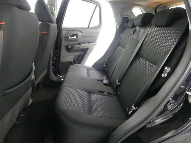 後席は、膝元に十分なスペースを確保！室内も専門のスタッフによる清掃済みでキレイです♪是非一度ご覧ください！