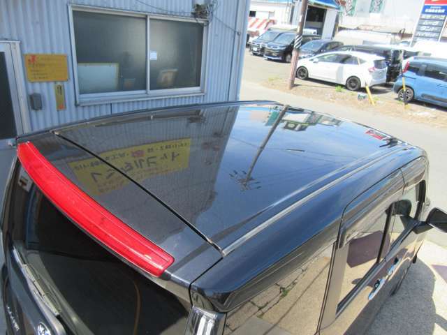 こちらの車両は、ルーフに肉眼でも分かりにくい小さなヘコミが数個ございます。車両確認をお願いしています