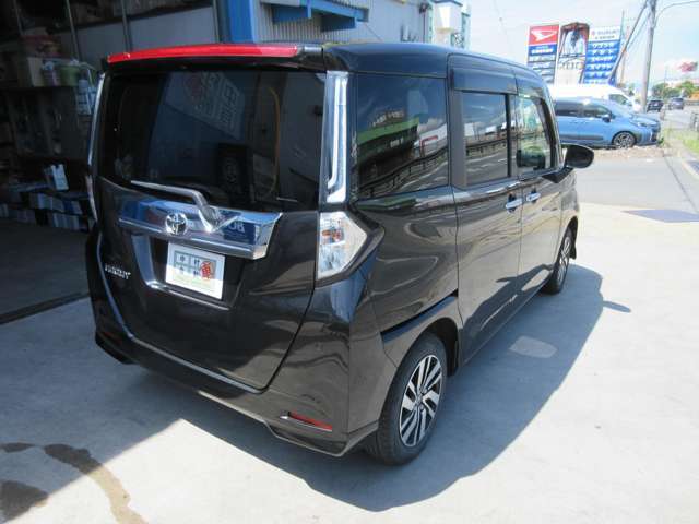乗車定員は5名、ドア数は5枚後部左右とリアガラスにはプライバシーガラスを採用