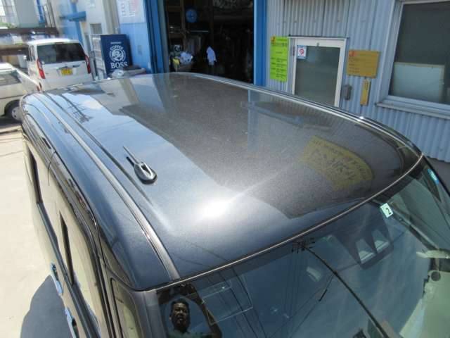 こちらの車両は、ルーフに肉眼でも分かりにくい小さなヘコミが数個ございます。車両確認をお願いしています
