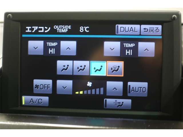 フロントは左右で個別の温度設定が出来ます。オートエアコンなので自動で風量を調整してくれるので快適です！