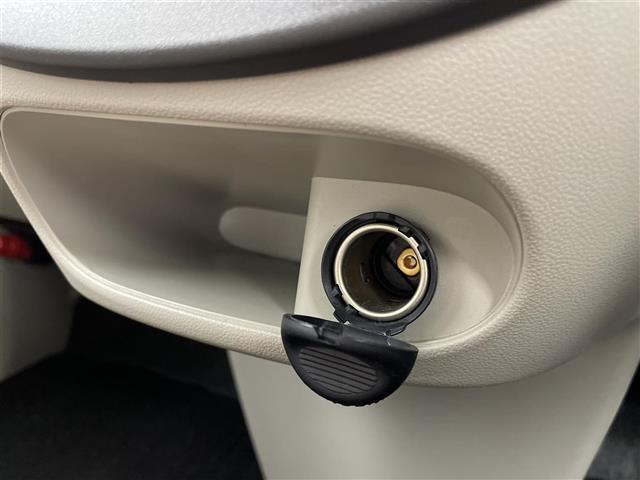【アクセサリーソケット（電源ソケット）】電源からケーブルをつなげば、スマートフォンなどの電子機器の充電などを行うことができます！ゲーム機器や、カメラの充電にも便利ですね。