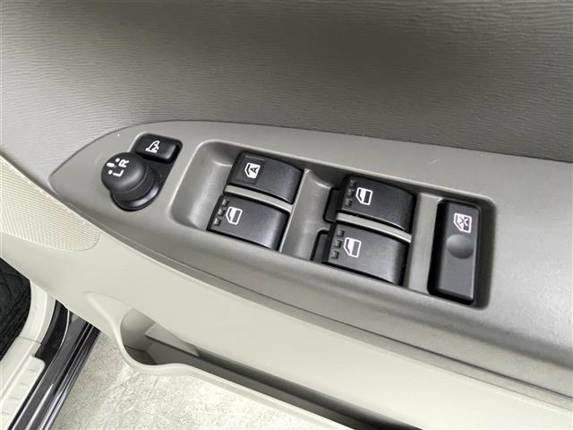 【パワーウインドウ】運転席のスイッチで、各席の窓ガラスの開閉ができます！あると便利ですよね！