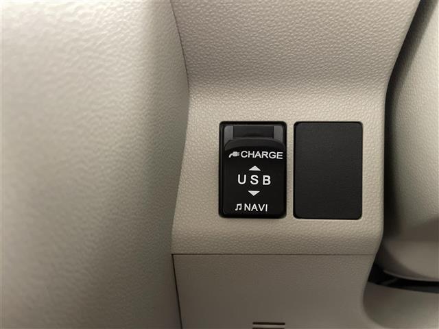 【アクセサリーソケット（電源ソケット）】電源からケーブルをつなげば、スマートフォンなどの電子機器の充電などを行うことができます！ゲーム機器や、カメラの充電にも便利ですね。